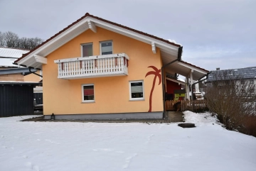 VERKAUFT !!! Tolles Einfamililienhaus mit großen Garagen in schöner Lage mit Fernsicht, 94513 Schönberg, Einfamilienhaus
