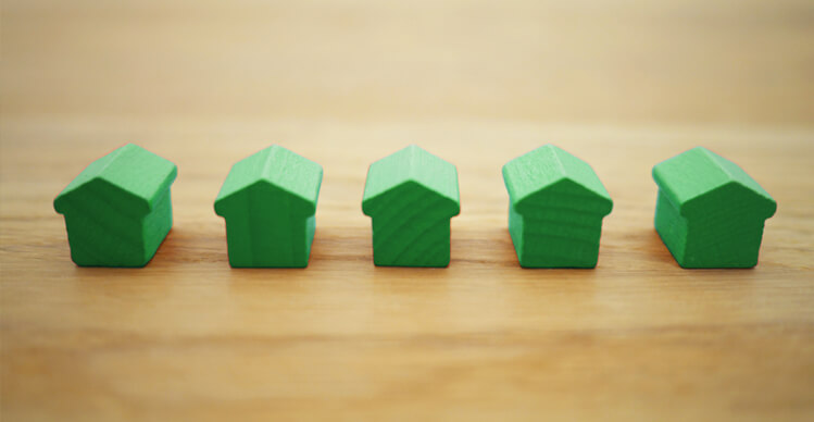 Kleine grüne Holzhäuser