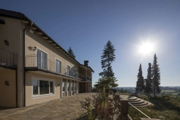 VERKAUFT !!! Herrschaftliche Residenz in sonniger Alleinlage mit Fernblick, 84082 Laberweinting, Haus