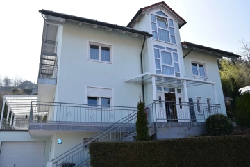 VERKAUFT !!! Top gepflegtes Mehrfamilienhaus mit drei Wohnungen in Neuzustand !, 94474 Vilshofen, Mehrfamilienhaus