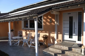 VERKAUFT !!! Attraktives Einfamilienhaus mit Einliegerwohnung in ruhiger Wohnlage, 94501 Aldersbach, Einfamilienhaus