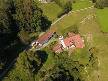VERKAUFT !!! Hofstelle mit 5,4 Hektar arrondiertem Grund in sonniger Alleinlage und toller Fernsicht, 94157 Perlesreut, Bauernhaus