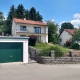 Weißes zweistöckiges Haus und Garage