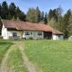 Einstöckiges Landhaus mit Dachgeschoss in malerischer Waldumgebung