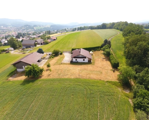 Blick auf Privathäuser und Felder