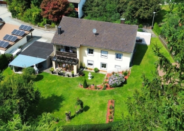 Charmantes Zweifamilienhaus mit großzügigem Garten, Obergeschoss vermietet, 94130 Obernzell, Mehrfamilienhaus