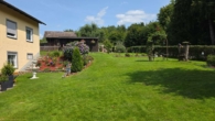 Garten - Charmantes Zweifamilienhaus mit großzügigem Garten, Obergeschoss vermietet