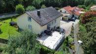 Luftaufnahme - Charmantes Zweifamilienhaus mit großzügigem Garten, Obergeschoss vermietet