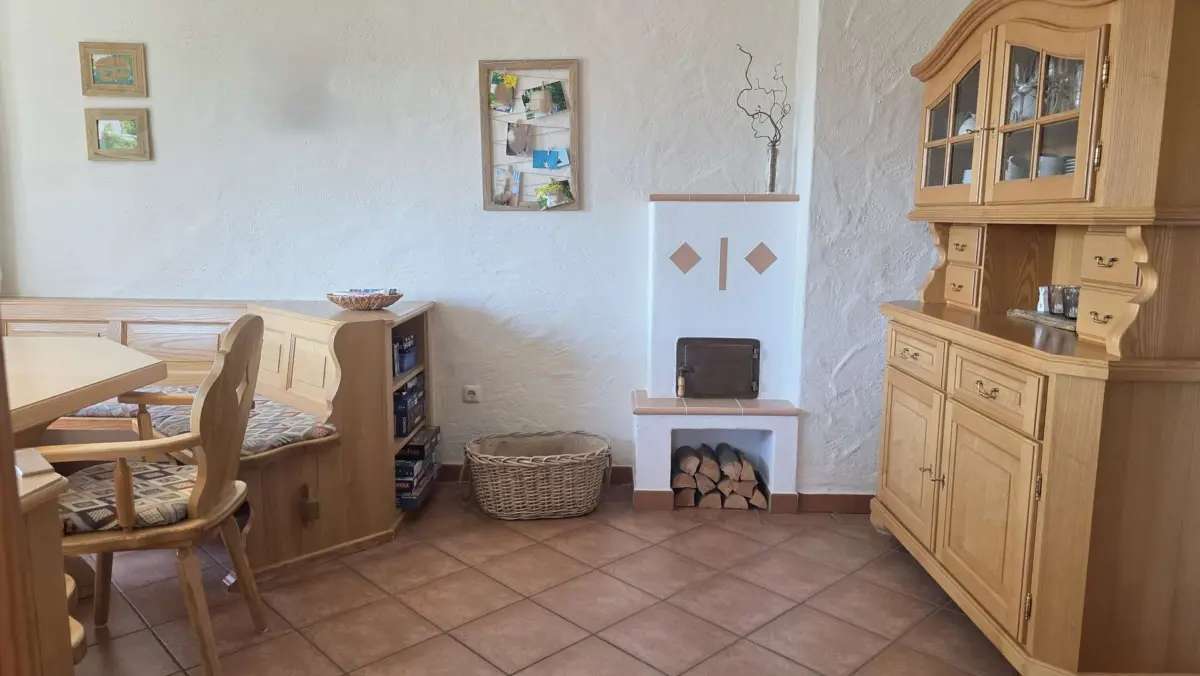 Esszimmer mit Grundofen