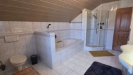 Bad mit Wanne und Dusche OG - Geborgenheit für die ganze Familie – helles, gepflegtes Einfamilienhaus mit Garten