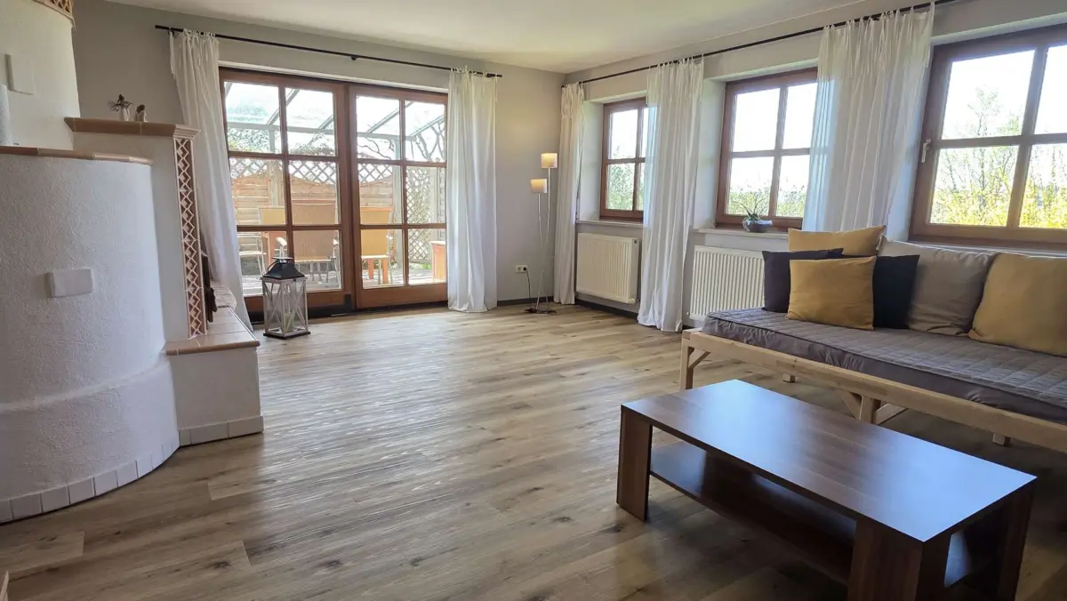 Wohnzimmer mit Zugang Terrasse
