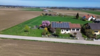Luftbild - Geborgenheit für die ganze Familie – helles, gepflegtes Einfamilienhaus mit Garten
