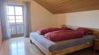 Schlafzimmer mit Zugang Balkon - Geborgenheit für die ganze Familie – helles, gepflegtes Einfamilienhaus mit Garten