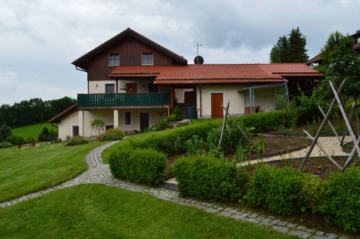 VERKAUFT!!! Wunderschönes Wohnhaus mit ELW in fast Alleinlage, ideal zur Pferdehaltung, 94545 Hohenau, Haus