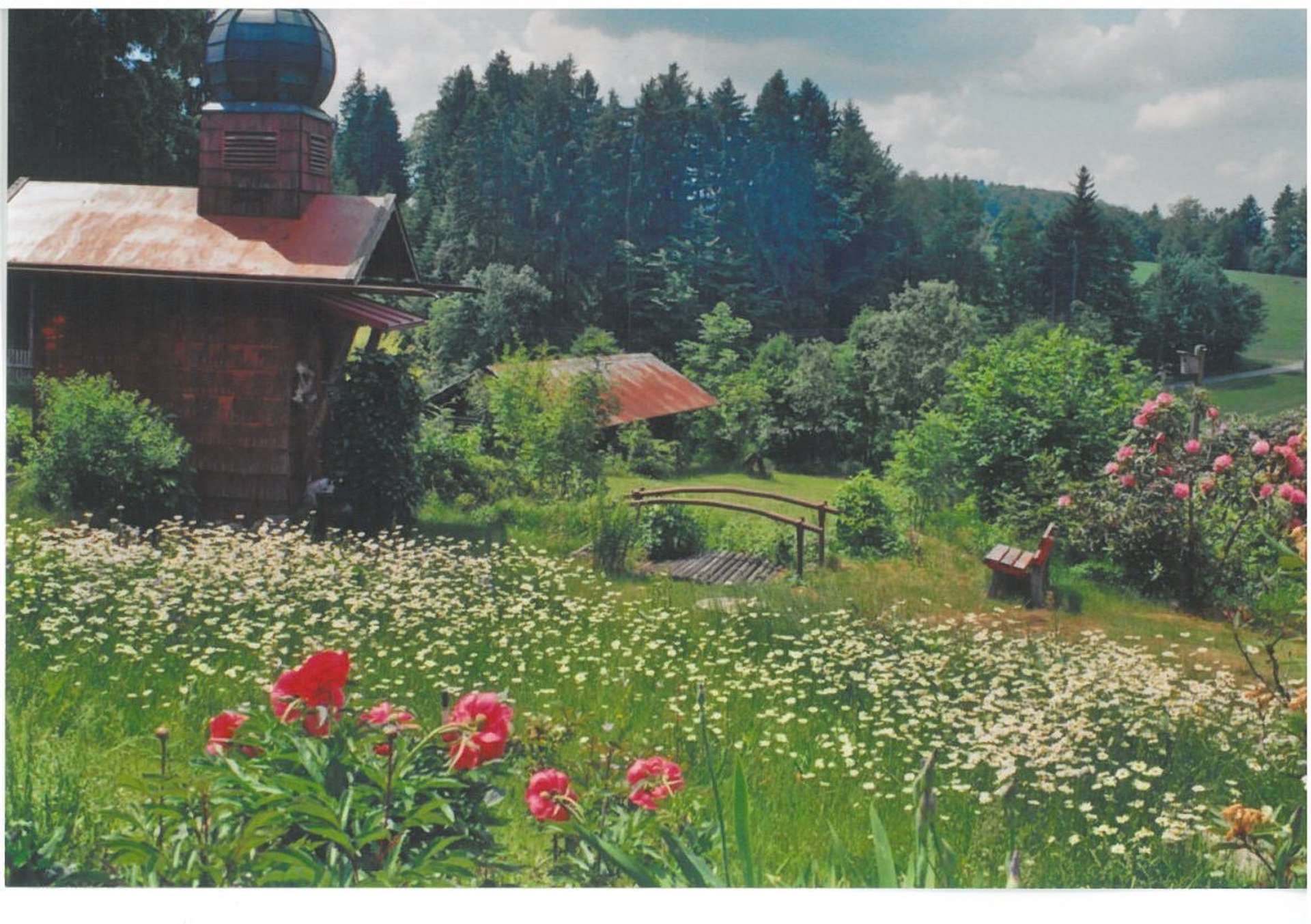Garten mit Blick auf Kapelle
