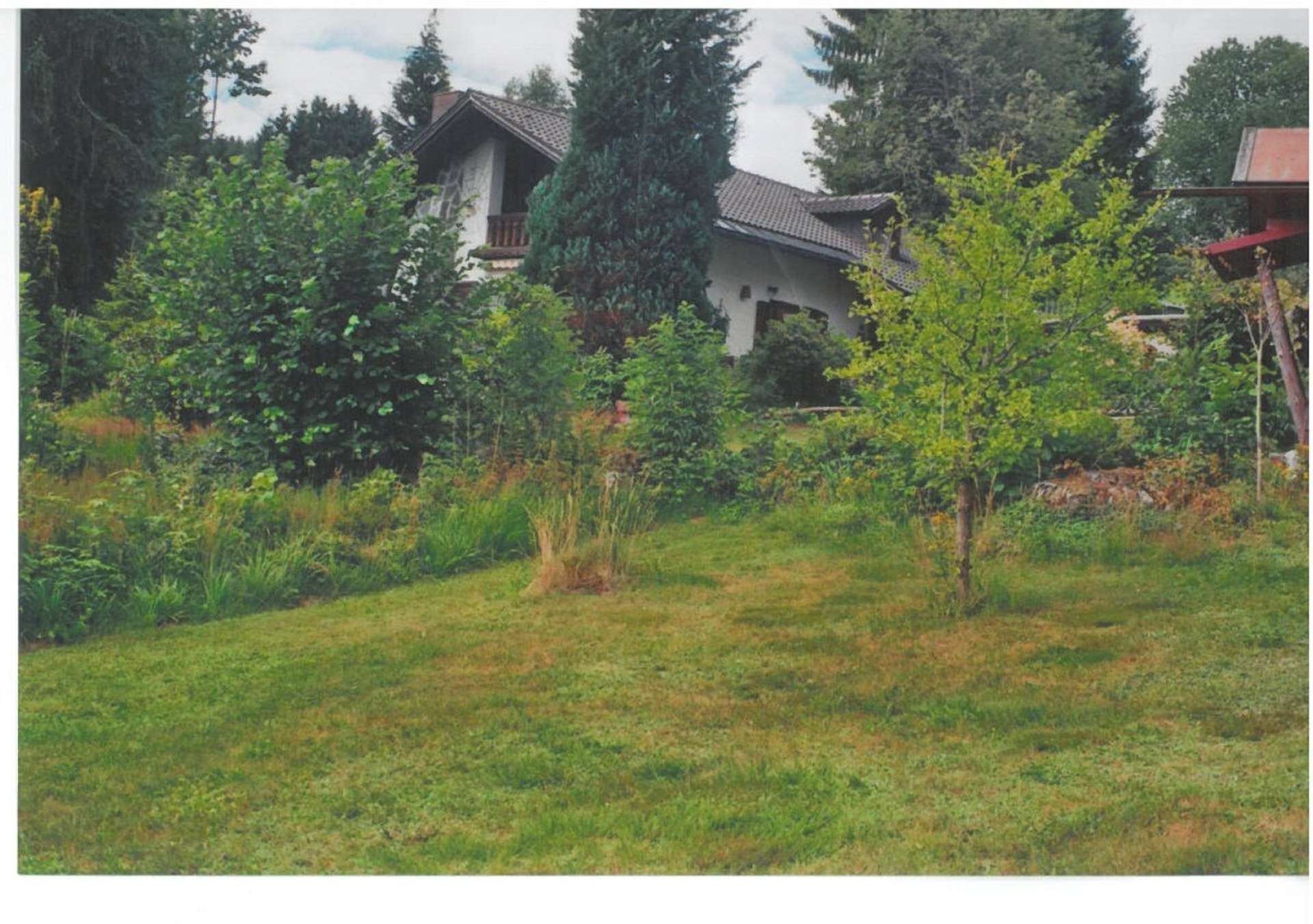 Hausansicht mit Garten
