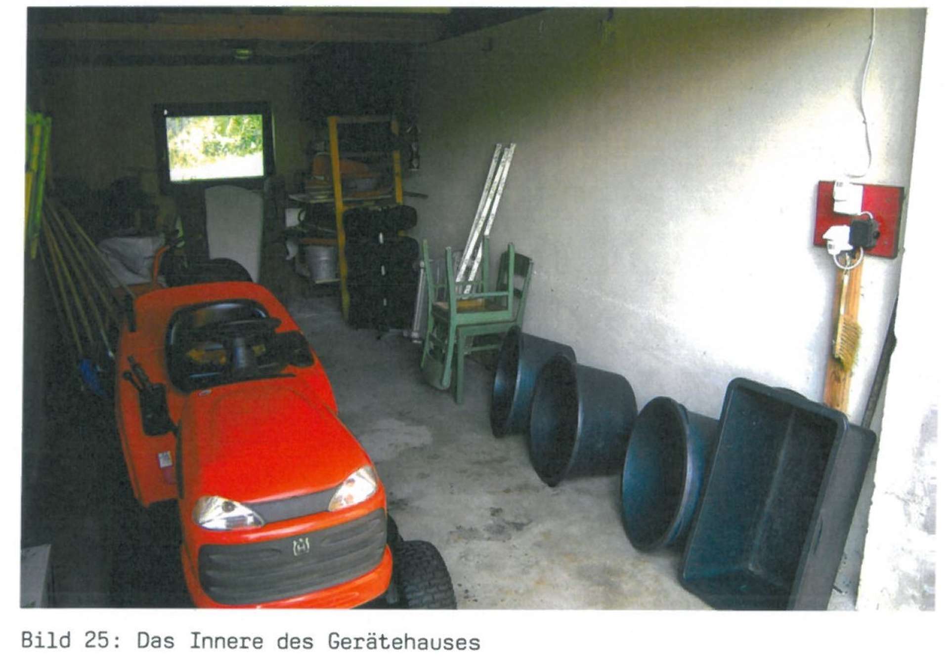 Gerätehaus mit Traktor