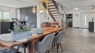 Wohnbereich mit Treppe - Zeitlose Architektur und innovative Technik – Ihr exklusives Wohnglück in Hofkirchen