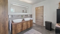 OG Badezimmer - Zeitlose Architektur und innovative Technik – Ihr exklusives Wohnglück in Hofkirchen