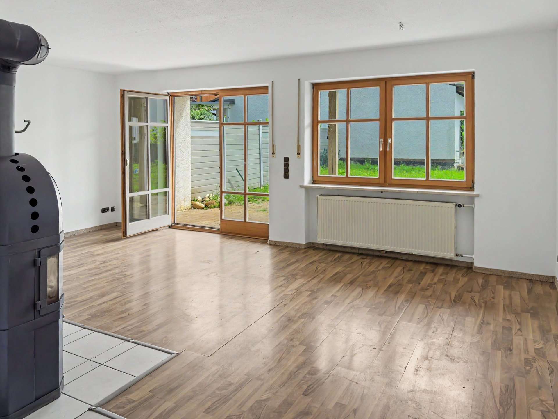 Wohnzimmer mit Zugang zur Terrasse