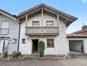 Familienoase: Großzügige Doppelhaushälfte mit sonnigem Garten, Holzbalkonen und behaglichem Holzofen, 84503 Altötting, Doppelhaushälfte