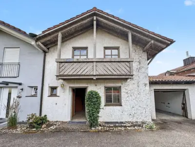 Familienoase: Großzügige Doppelhaushälfte mit sonnigem Garten, Holzbalkonen und behaglichem Holzofen, 84503 Altötting, Doppelhaushälfte