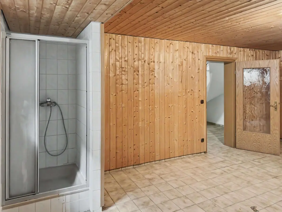 ausgebauter Kellerraum mit Dusche