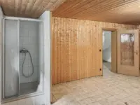 ausgebauter Kellerraum mit Dusche