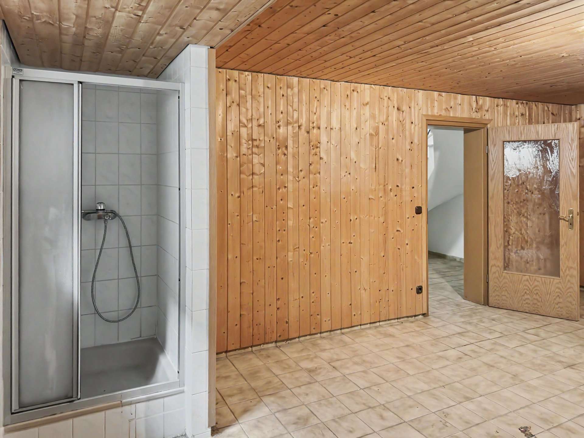 ausgebauter Kellerraum mit Dusche