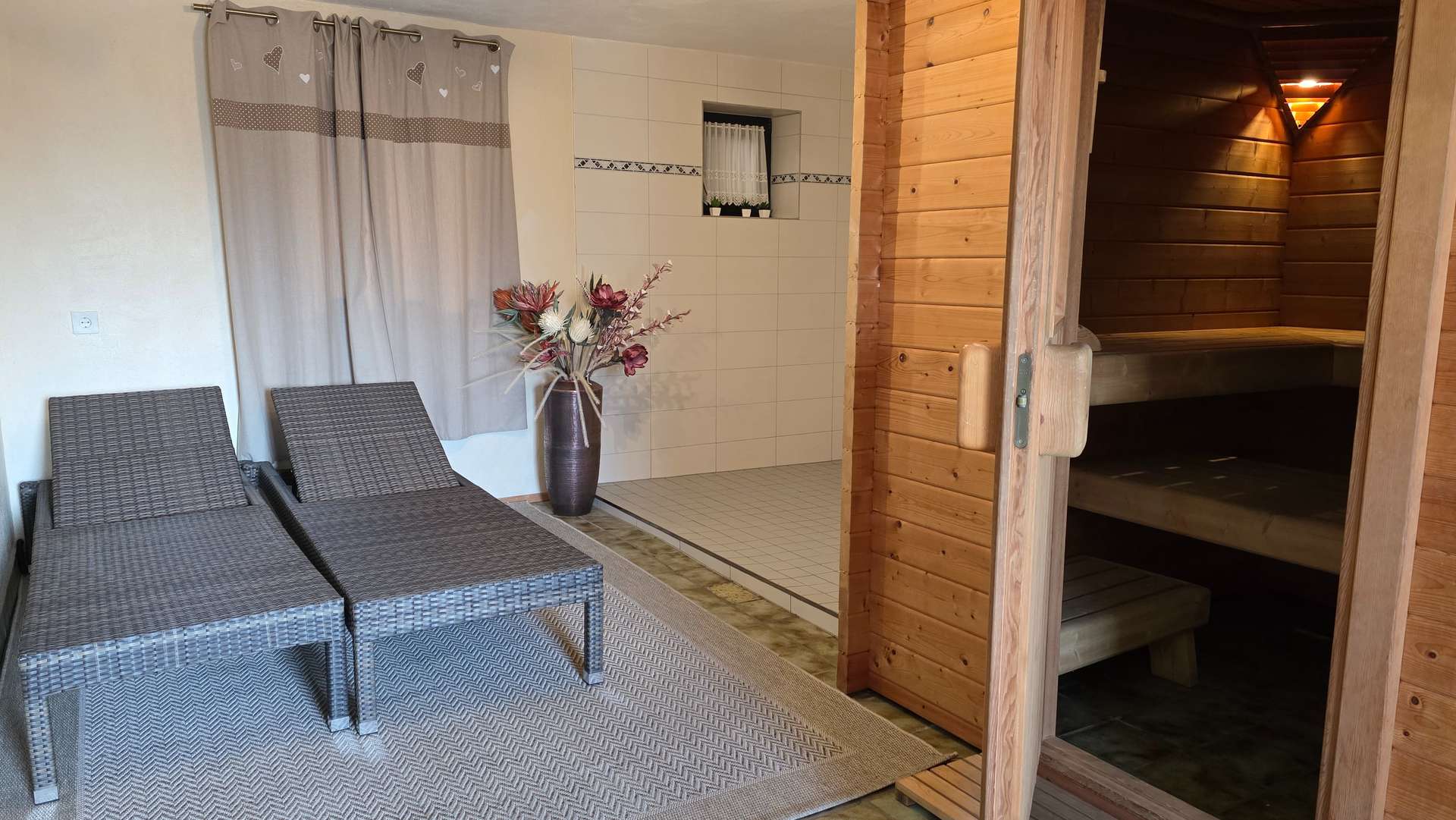 Sauna und Ruhebereich EG