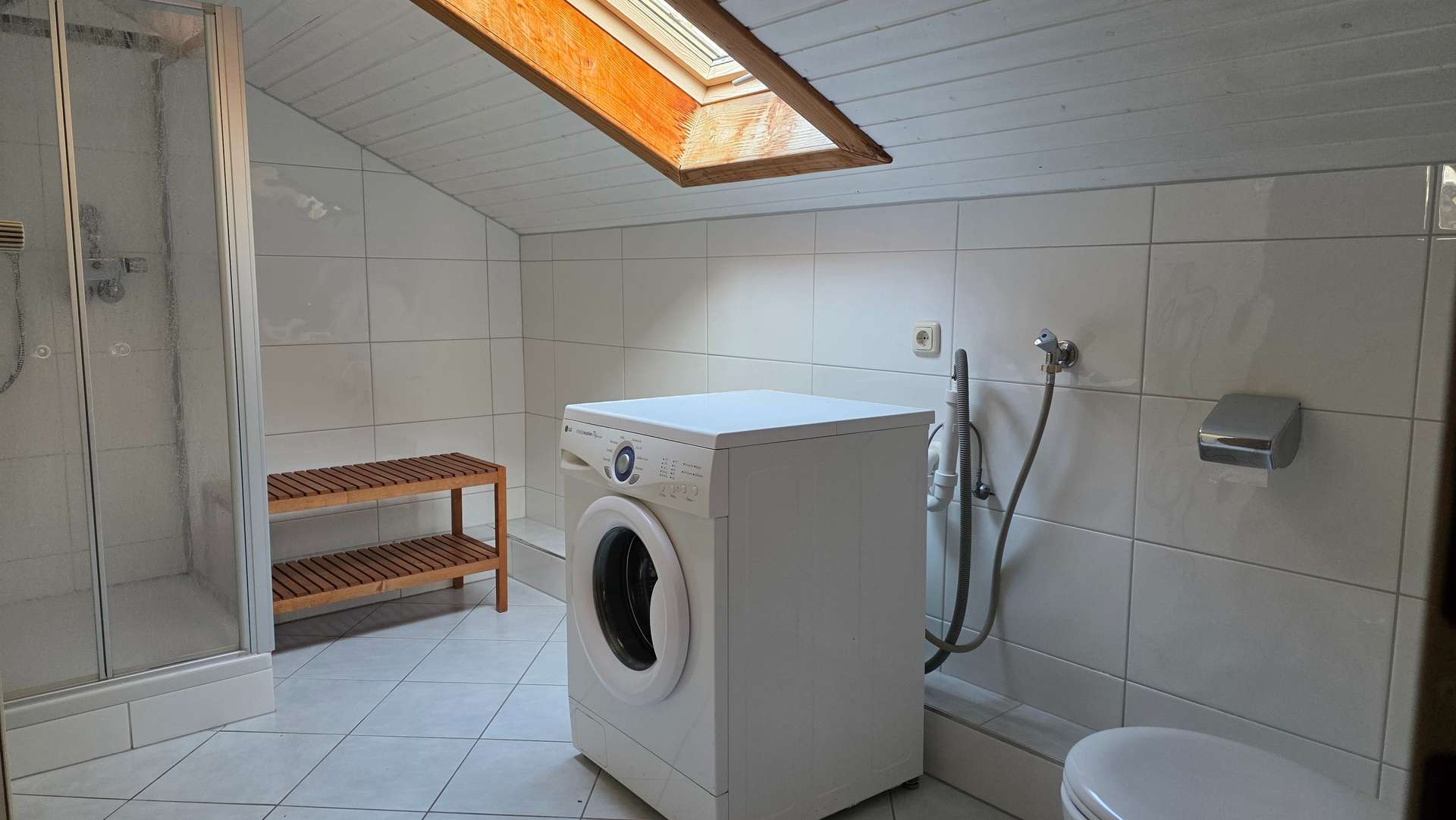 Bad mit Dusche, WC und Waschmaschine 1. Wohnung OG