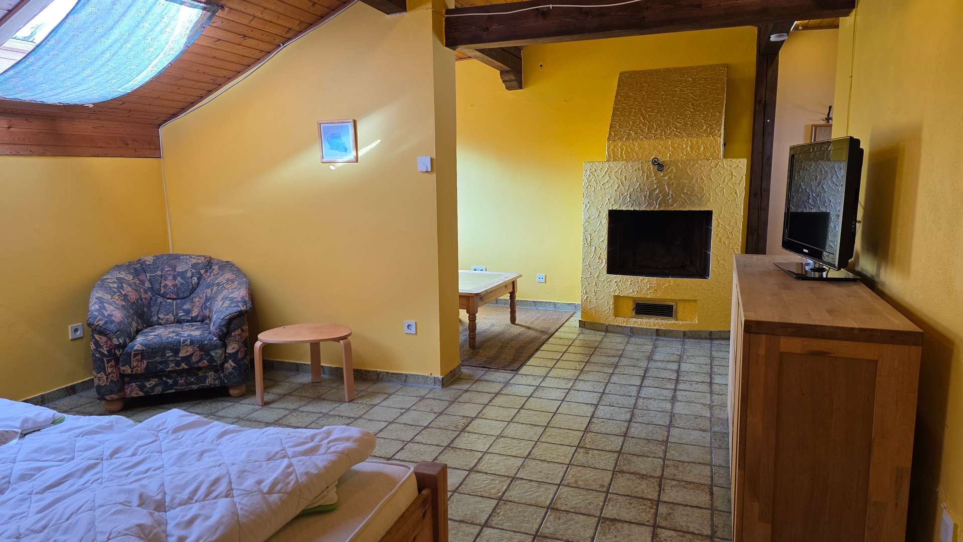 Wohn- Schlafzimmer mit offenem Kamin 3. Wohnung OG