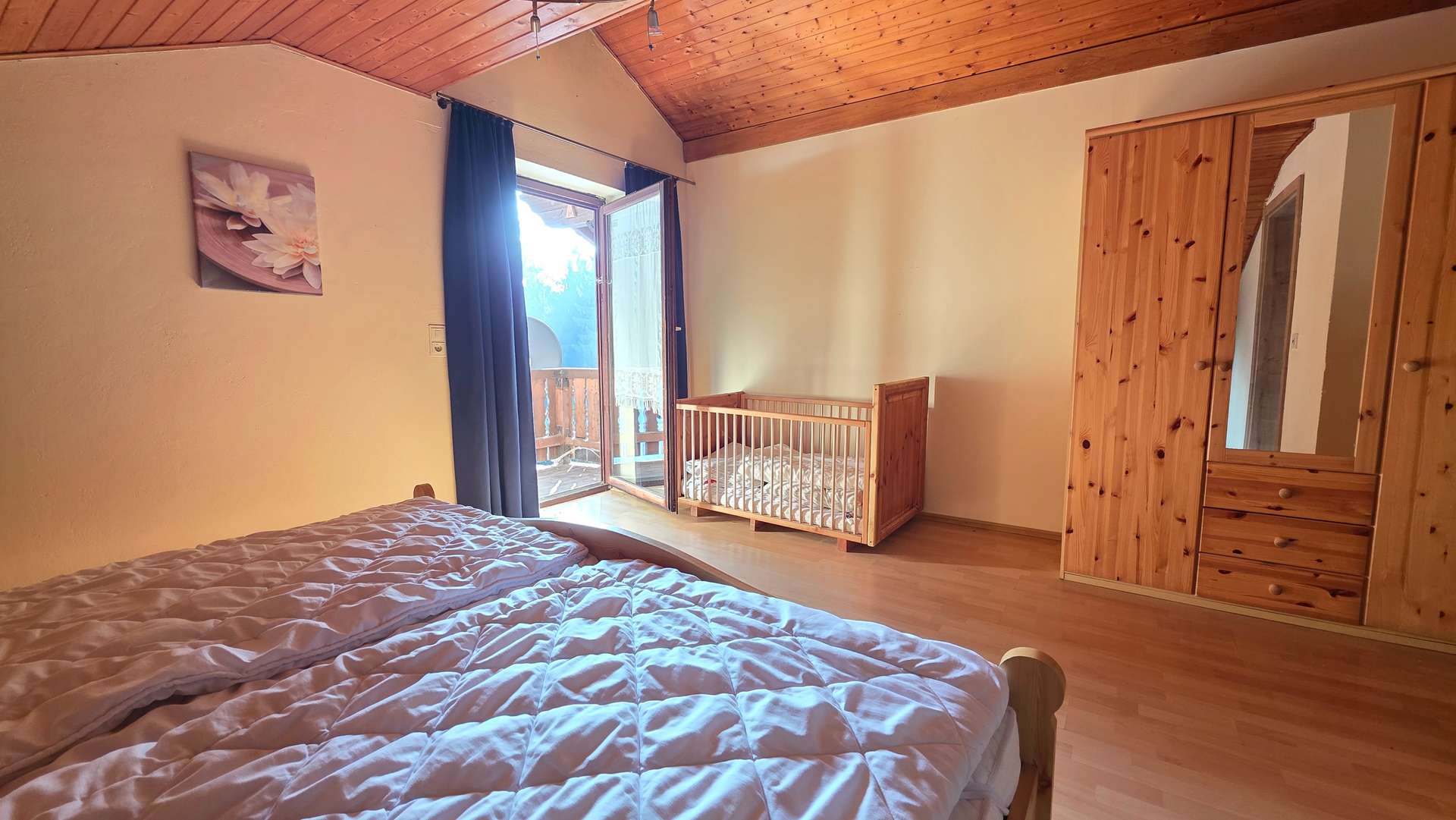 Schlafzimmer mit Zugang zum Balkon 1. Wohnung OG