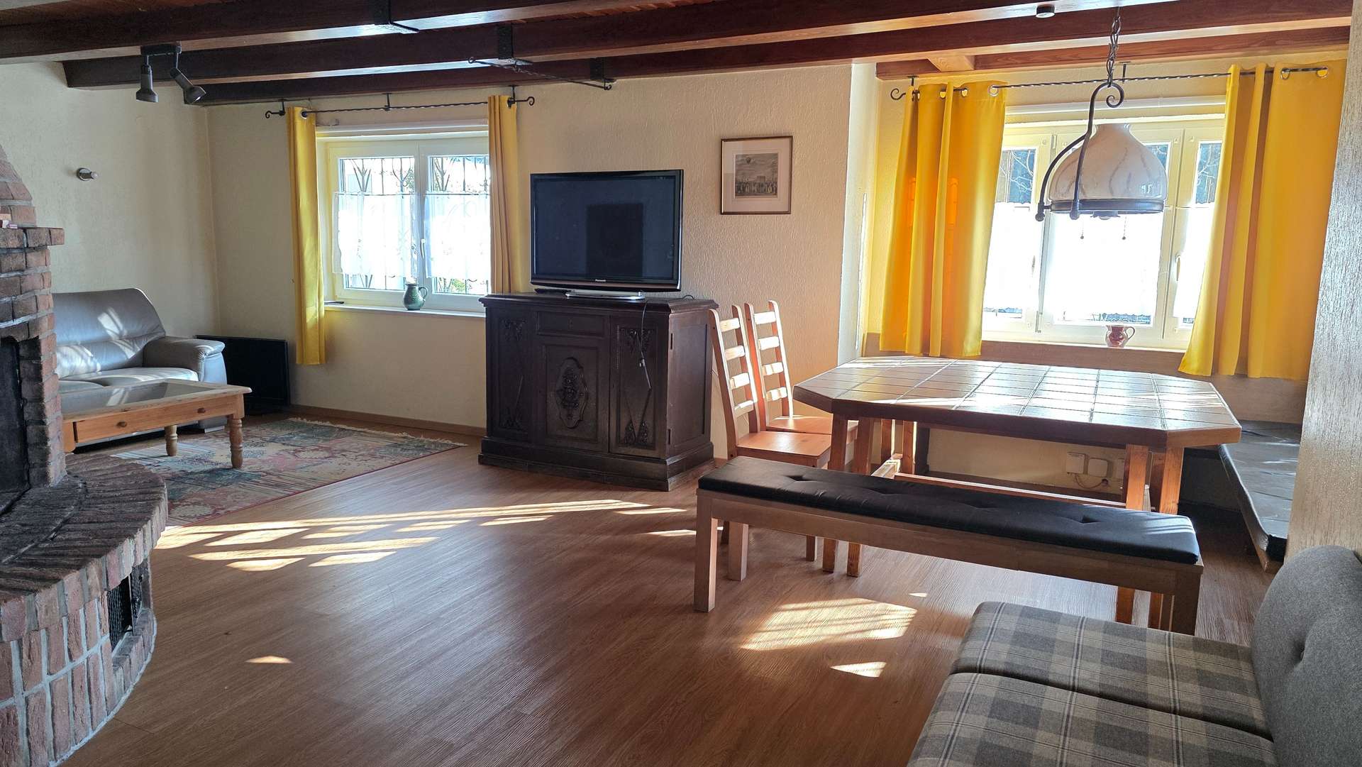 Wohn- Esszimmer mit offenem Kamin 1. Wohnung EG