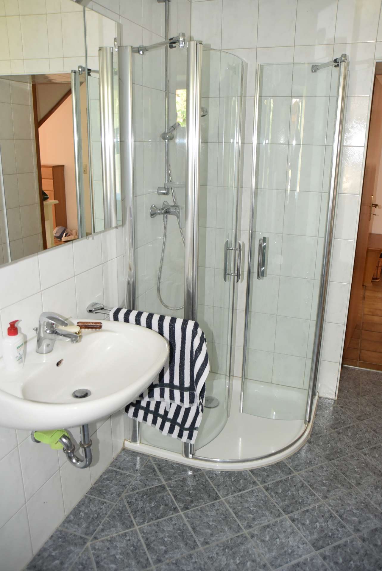 Badezimmer mit Dusche