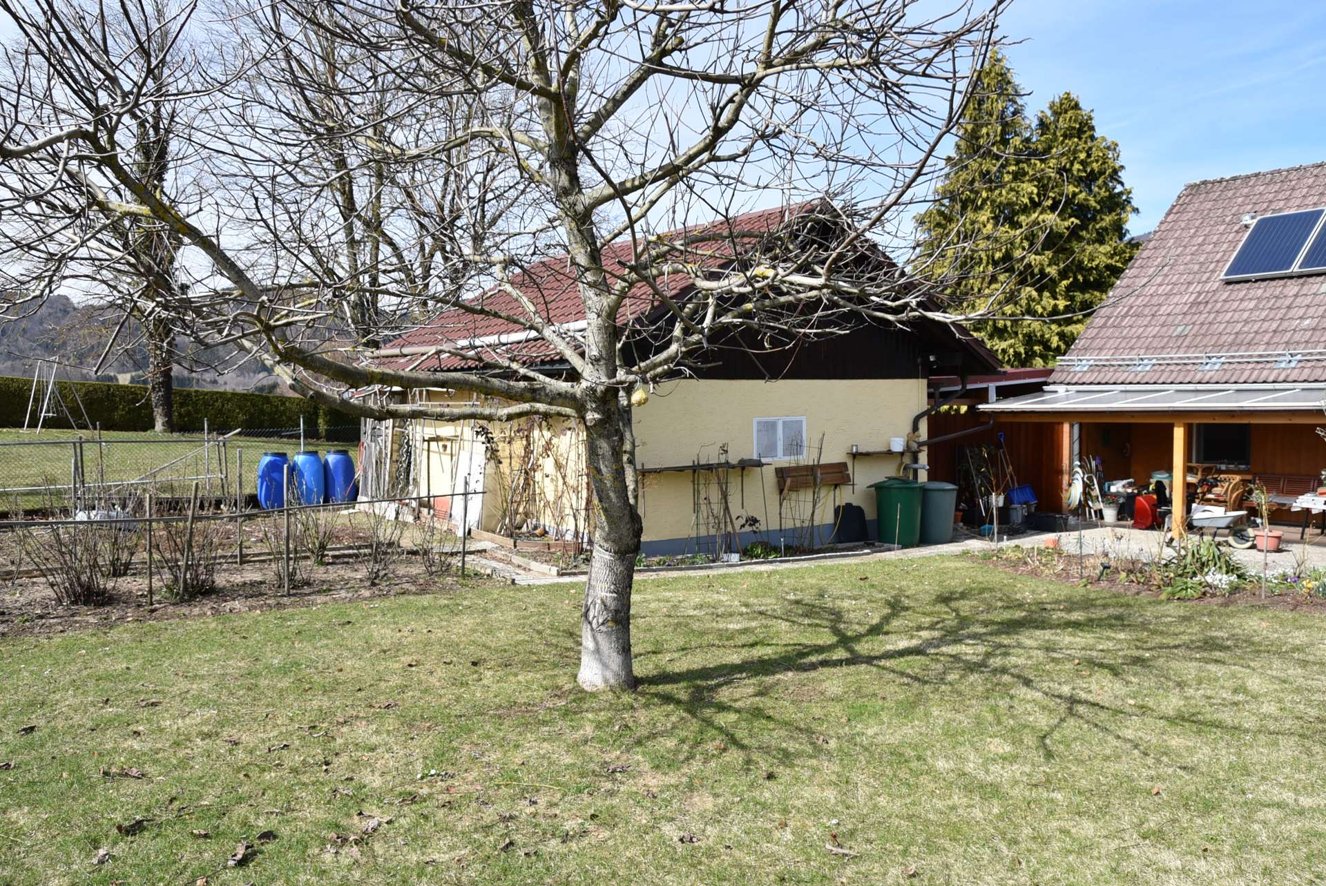 Hausansicht und Garage