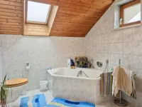 Bad mit Eckbadewanne DG