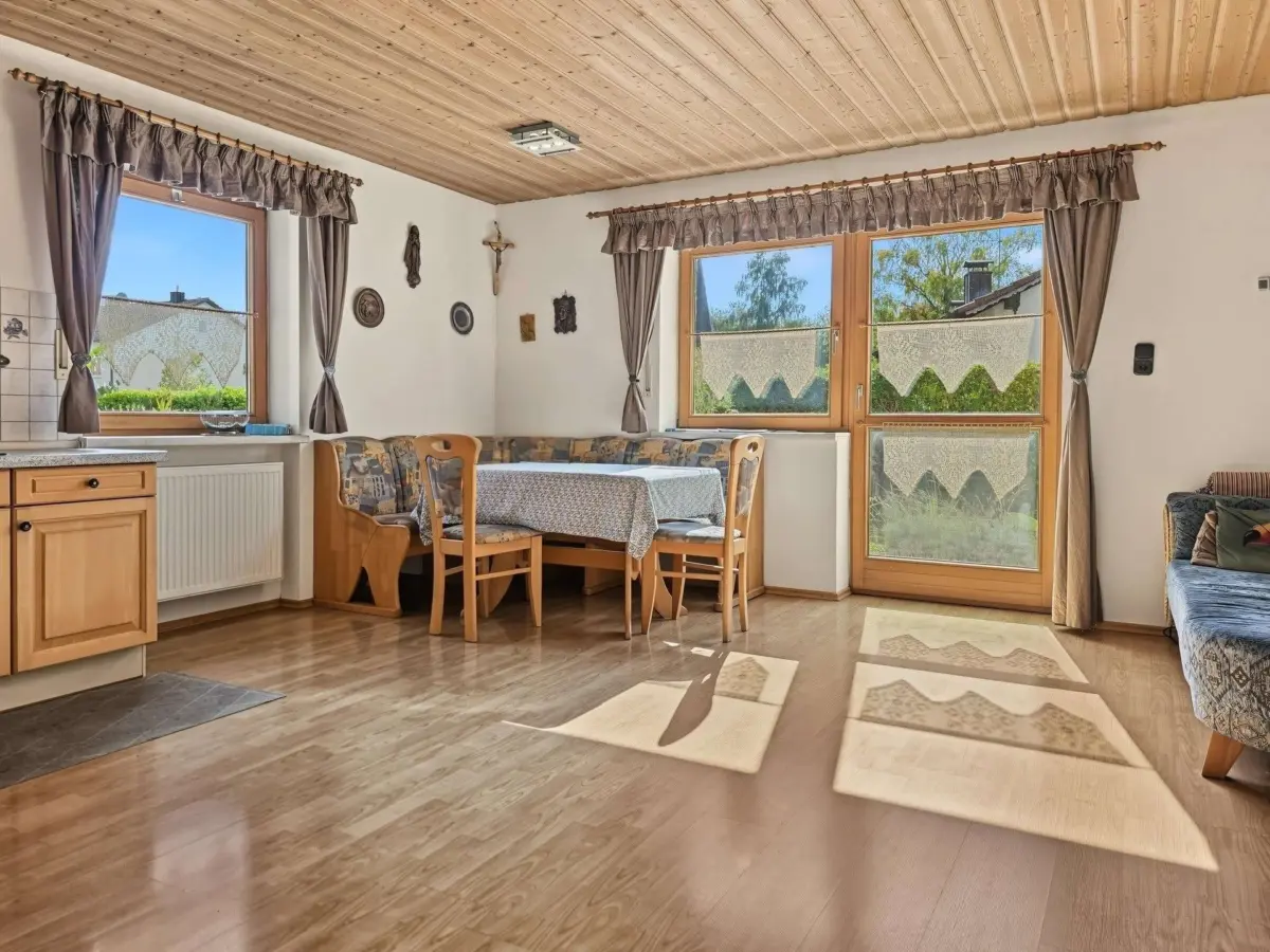 Essbereicht mit Zugang Terrasse