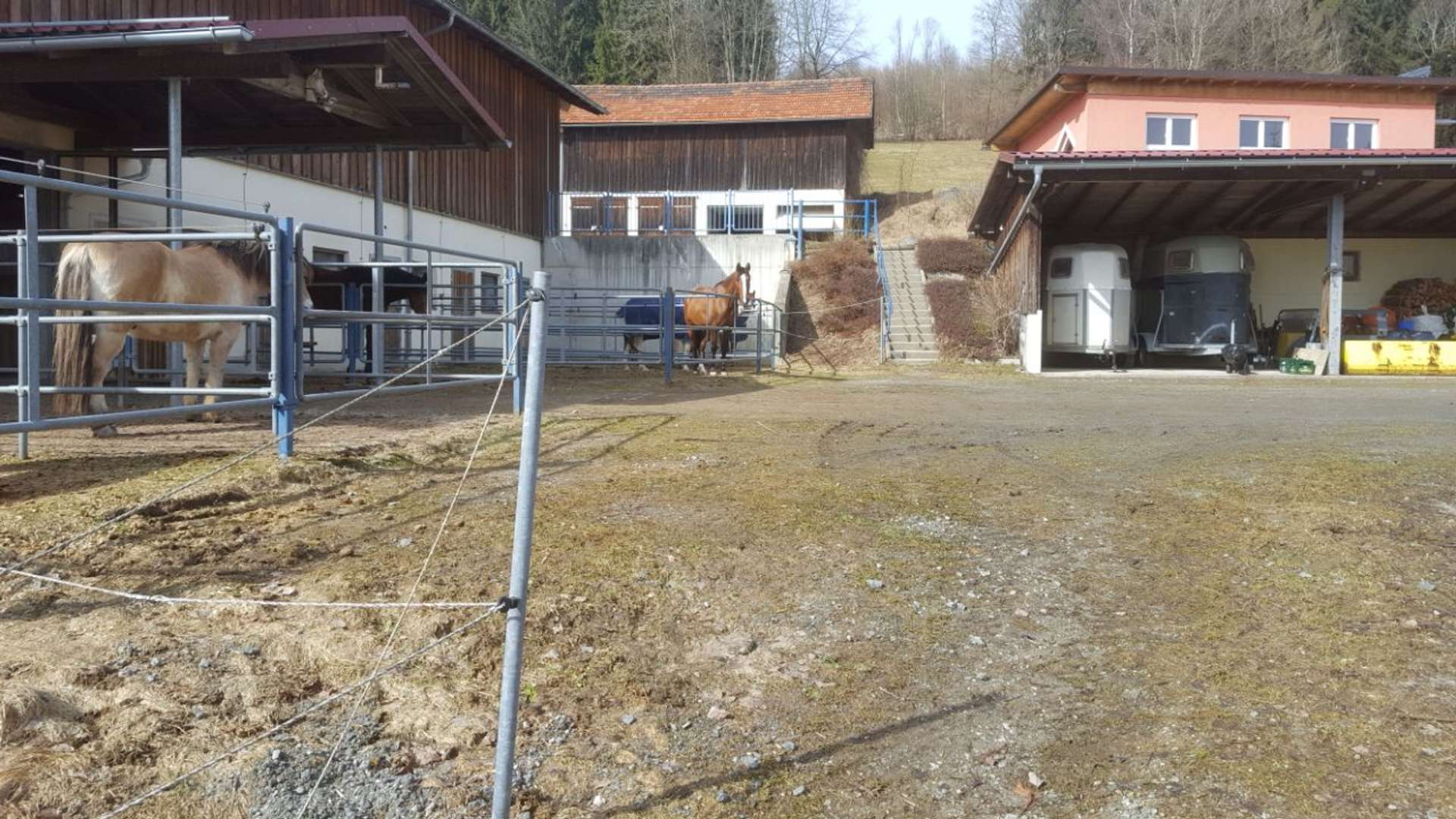 Vorplatz Pferdestall
