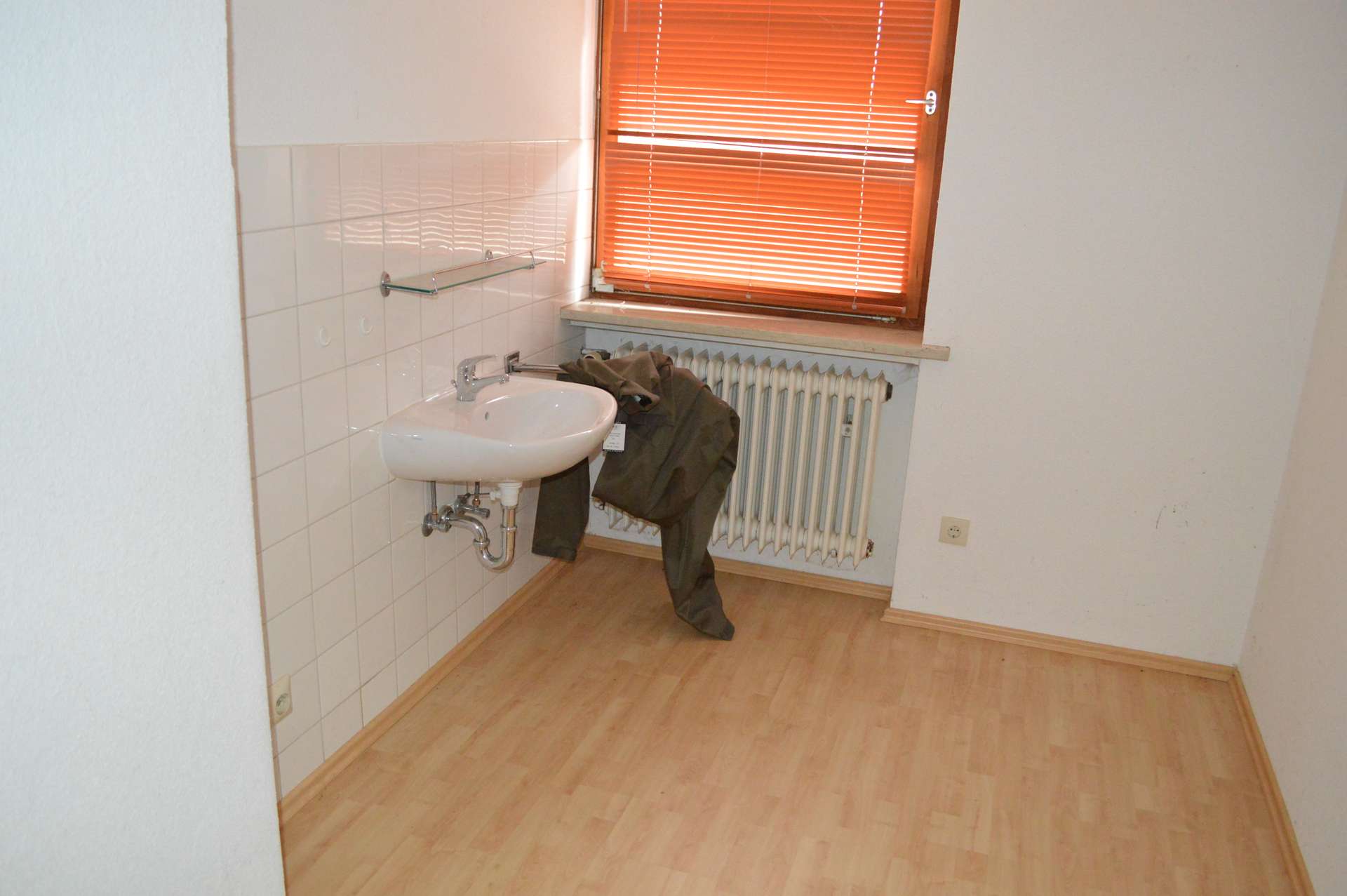 Schlafzimmer mit Waschbecken