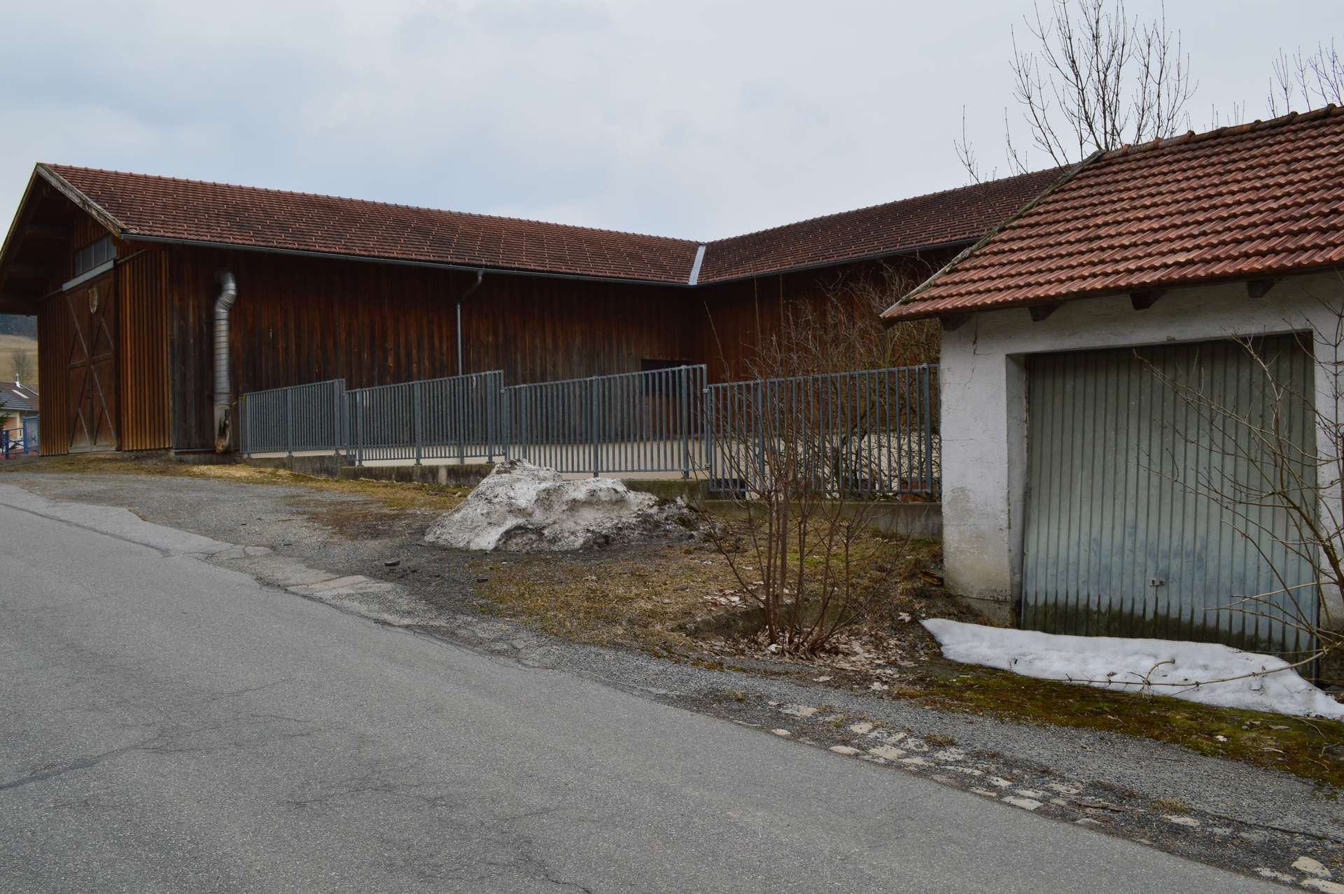 Stall mit Parkplätzen