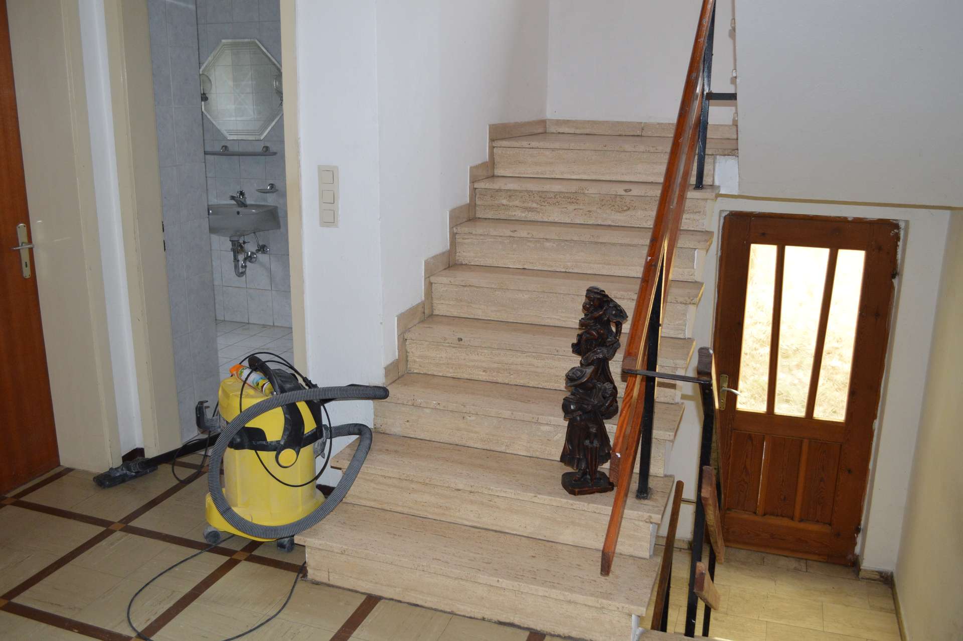 Flur und Treppe ins OG