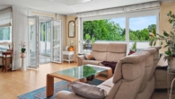 Wohnzimmer mit Zugang Terrasse und Wintergarten