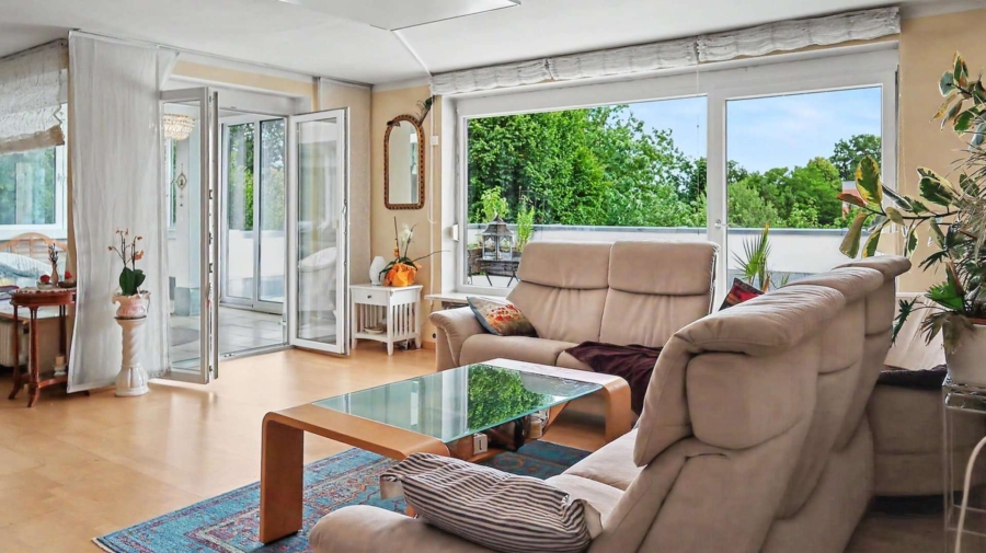 Wohnzimmer mit Zugang Terrasse und Wintergarten