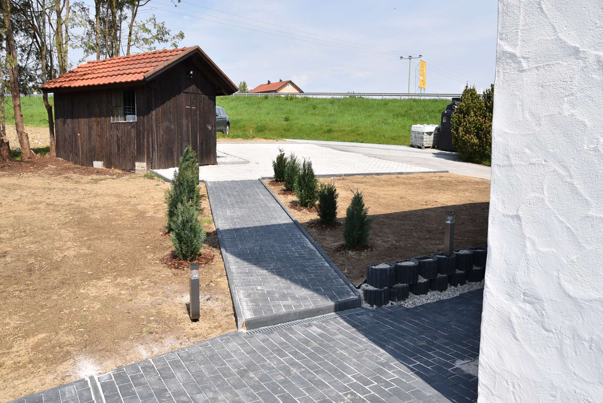 Gartenhaus 2 und Zufahrt