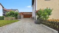 Einfahrt Richtung Carport