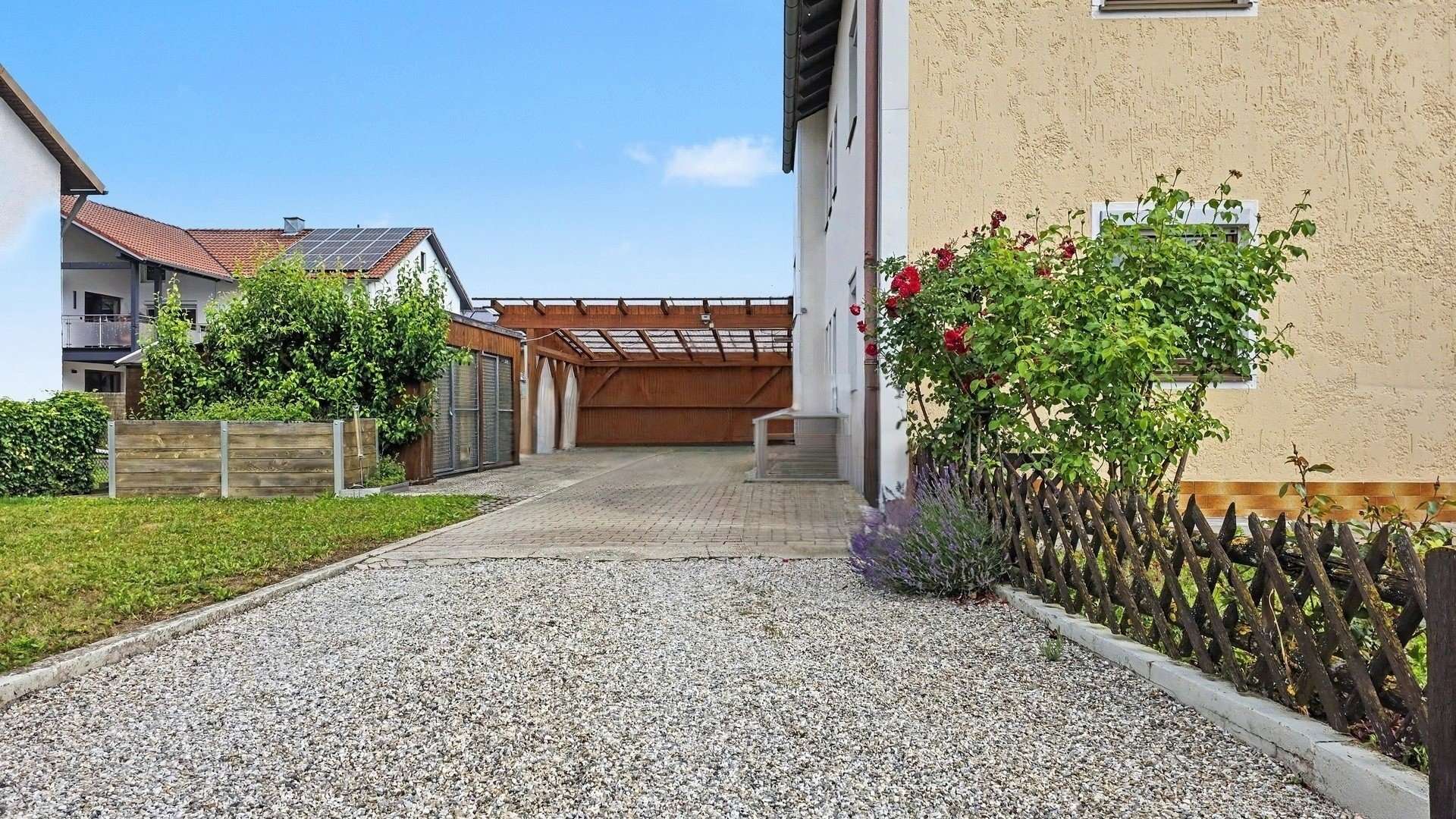 Einfahrt Richtung Carport