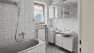 Badezimmer - Viel Platz für die Liebsten: Großzügiges Zweifamilienhaus mit Potenzial in Kirchdorf am Inn