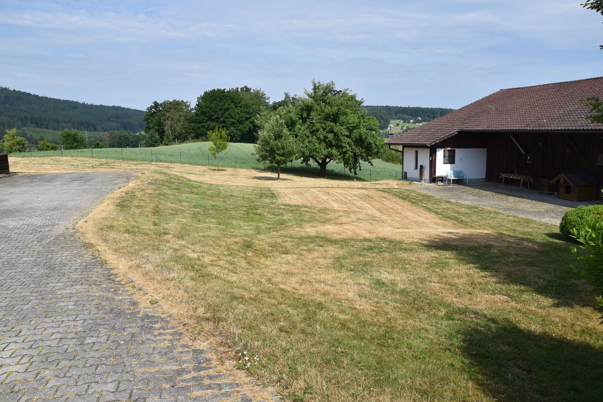 Zufahrt Nebengebäude