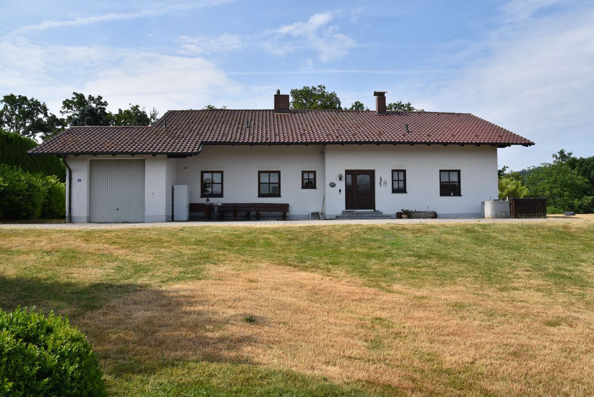 Wohnhaus mit Garage